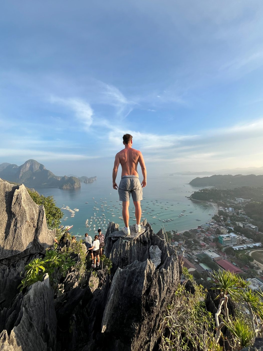 Auf einem Gipfel über dem Meer